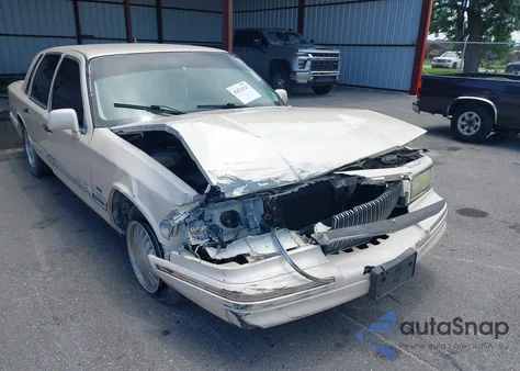 1996 Lincoln Town Car Cartier z USA, uszkodzony, nr VIN 1LNLM83W7TY634343